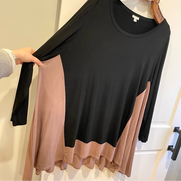 Avenue Black Color Block Tunic Top Size 30/32 - Picture 2 of 4